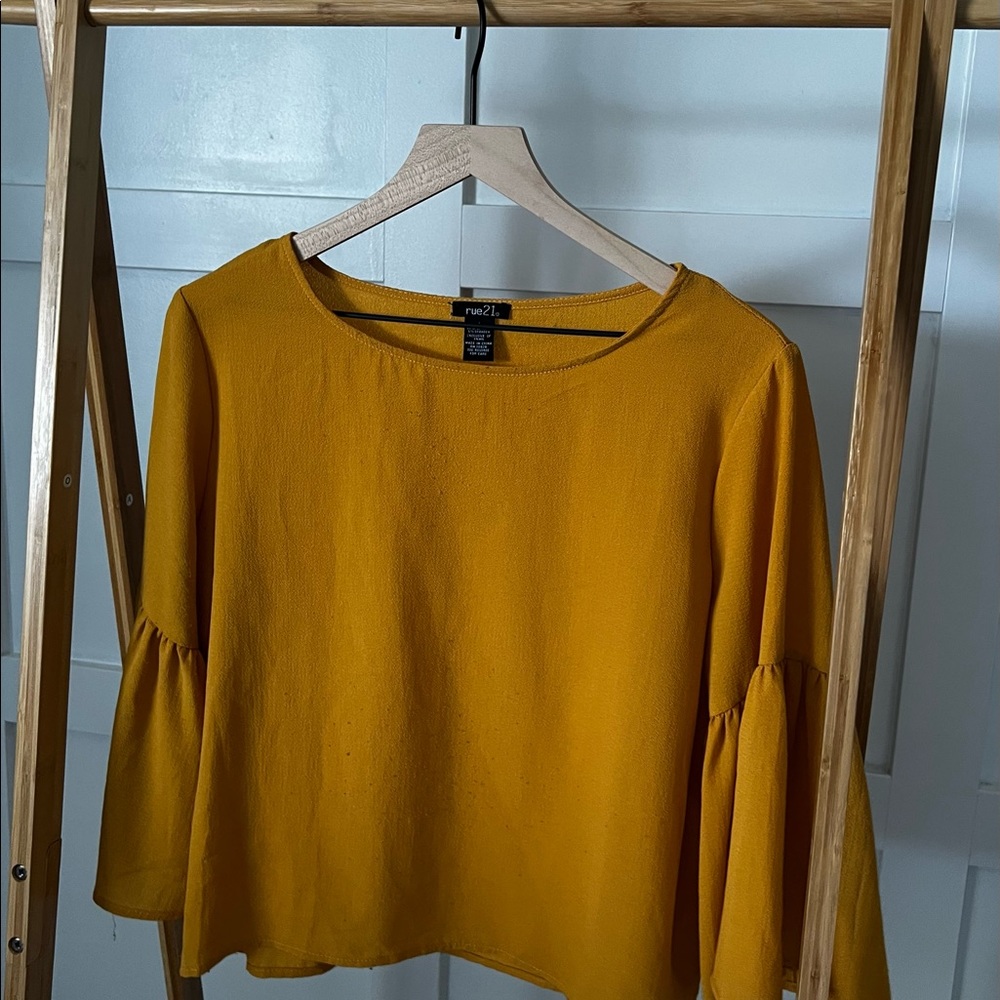 Rue21 gold colored blouse, size large! 🤩